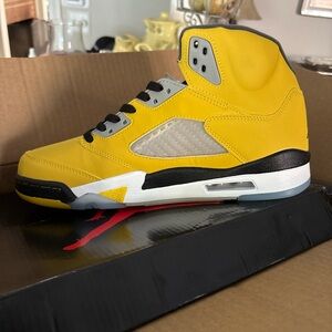 Jordan Retro 5 ( Yellow Tokyo ) brand new shoes,no tags with box, . Size 11